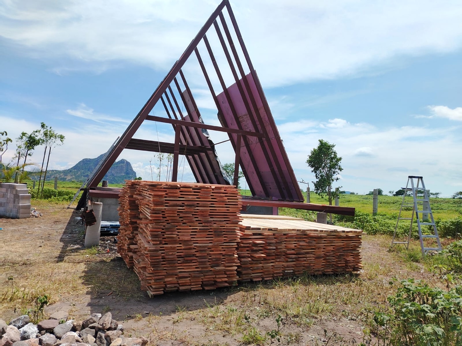 Estructura de cabaña alpina en construcción