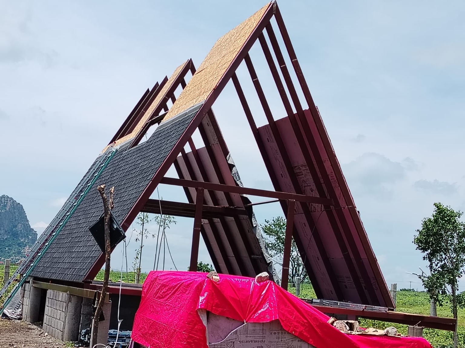 Cabaña alpina en construcción con cubierta