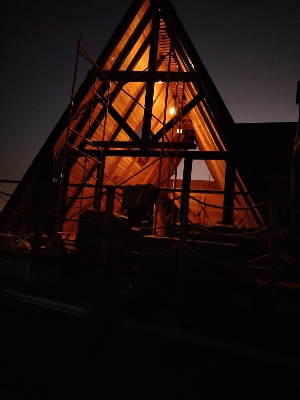 Cabaña con iluminación nocturna